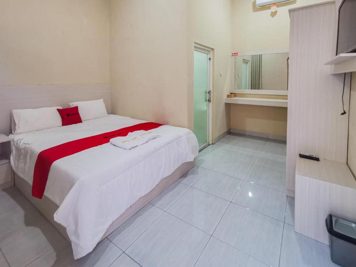 Reddoorz Near Pantai Pancer Door Pacitan Hotel Ngoại thất bức ảnh