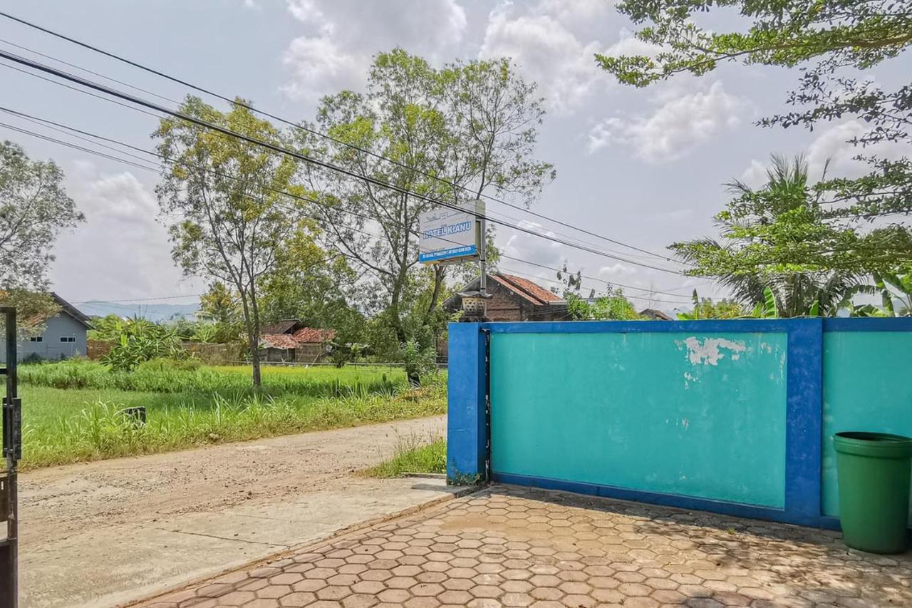 Reddoorz Near Pantai Pancer Door Pacitan Hotel Ngoại thất bức ảnh