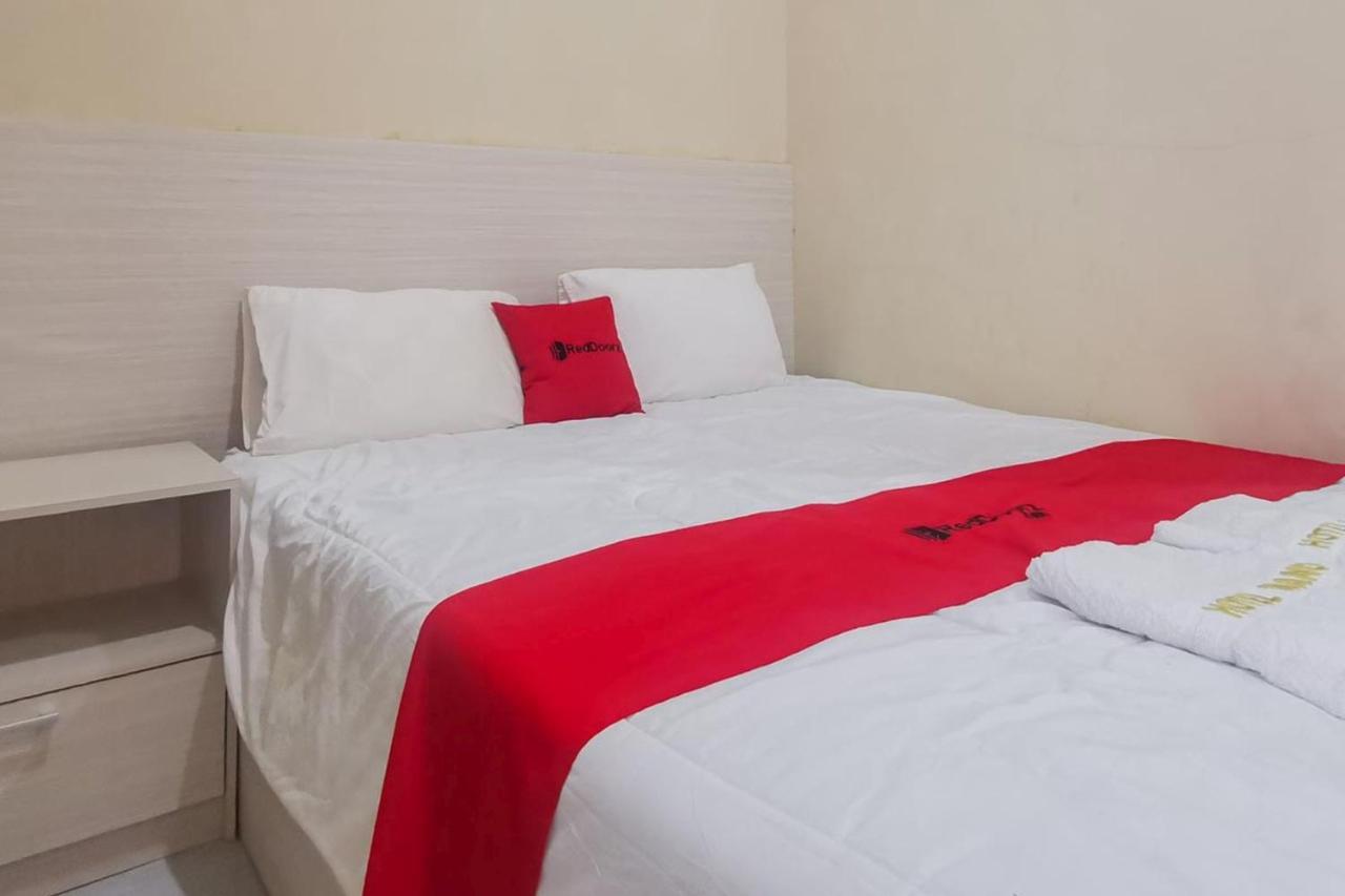 Reddoorz Near Pantai Pancer Door Pacitan Hotel Ngoại thất bức ảnh