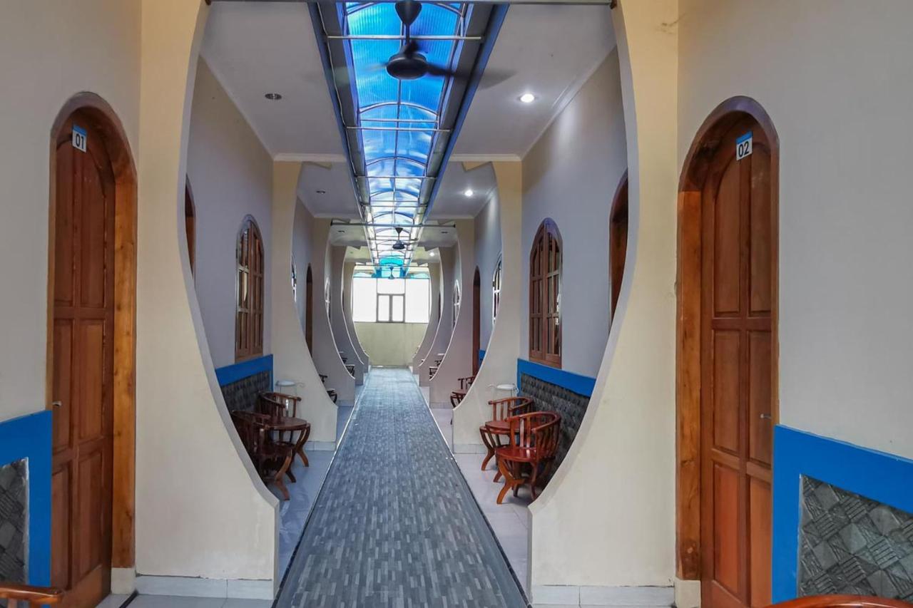 Reddoorz Near Pantai Pancer Door Pacitan Hotel Ngoại thất bức ảnh