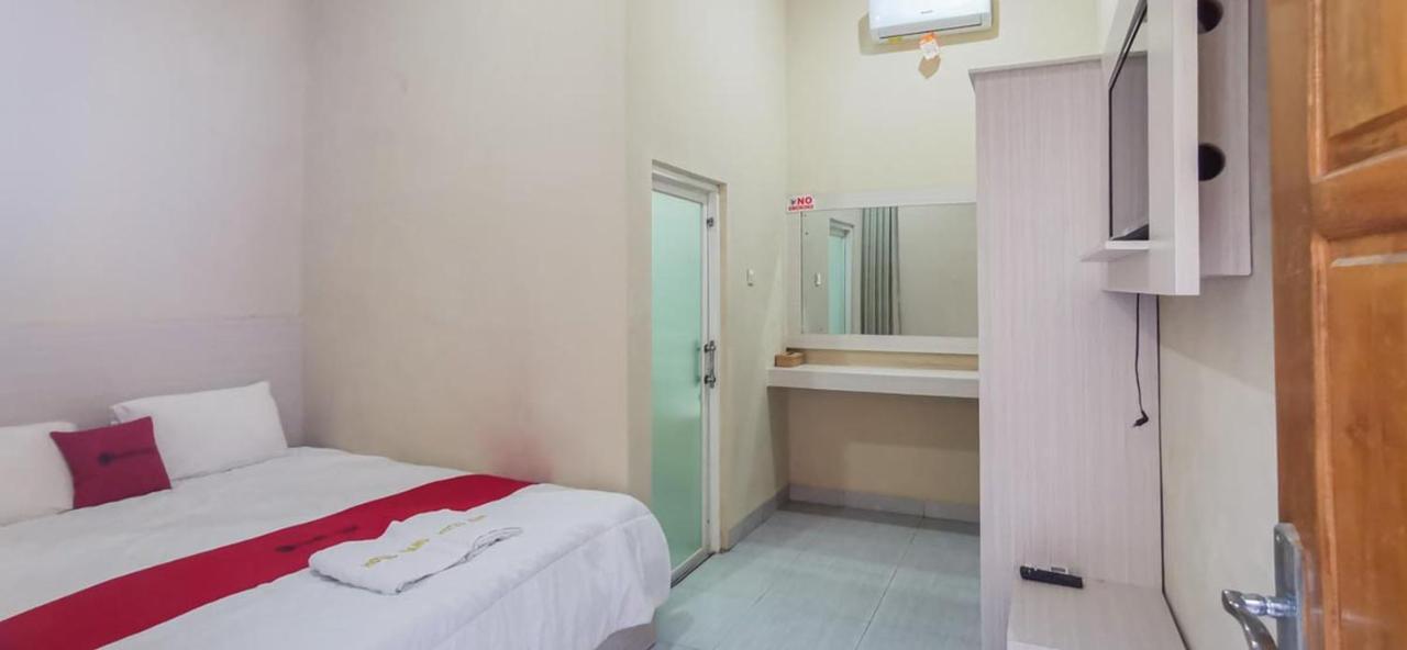 Reddoorz Near Pantai Pancer Door Pacitan Hotel Ngoại thất bức ảnh